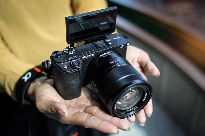 Model menunjukkan kamera Sony Alpha 6400 saat peluncurannya di Jakarta, Jumat, 15 Maret 2019.