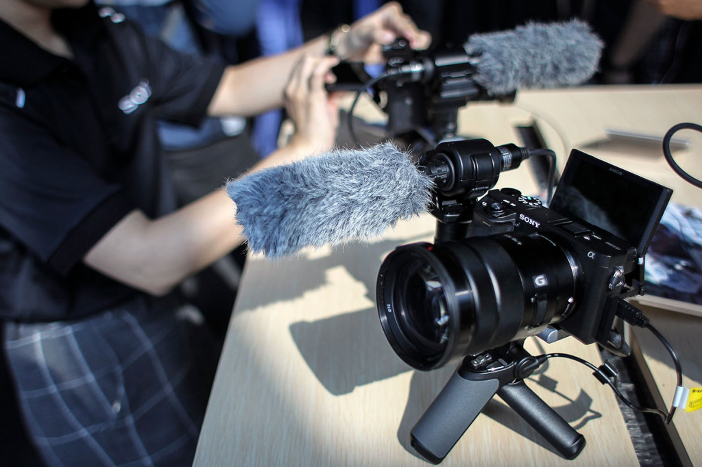 Kamera Sony Alpha 6400 merupakan kamera APS-C ringkas dan ringan yang memiliki berbagai teknologi tercanggih Sony dengan kecepatan Autofocus (AF) 0,02 detik tercepat di dunia.