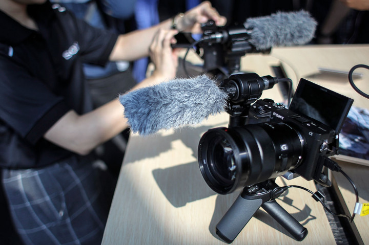 Kamera Sony Alpha 6400 merupakan kamera APS-C ringkas dan ringan yang memiliki berbagai teknologi tercanggih Sony dengan kecepatan Autofocus (AF) 0,02 detik tercepat di dunia.