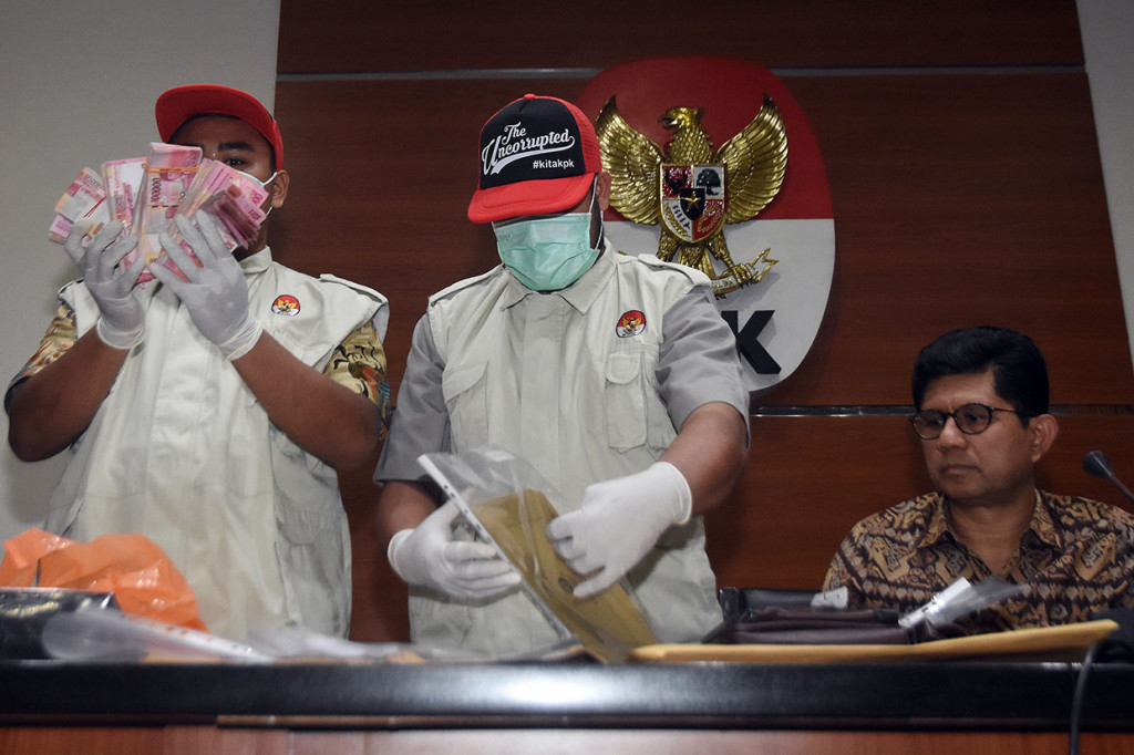 Barang bukti uang yang berhasil diamankan dalam OTT tersebut sebanyak Rp156.758.000.