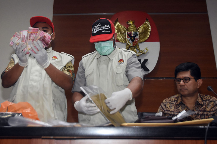 Barang bukti uang yang berhasil diamankan dalam OTT tersebut sebanyak Rp156.758.000.