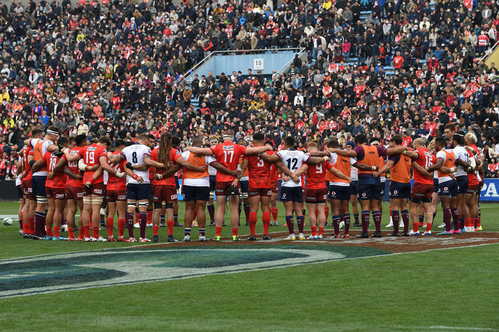 Para pemain rugby berdoa bersama untuk para korban penembakan brutal di dua masjid di Christchurch, sebelum bertanding di Prince Chichibu Memorial Stadium, Tokyo. AFP Photo/Toshifumi Kitamura