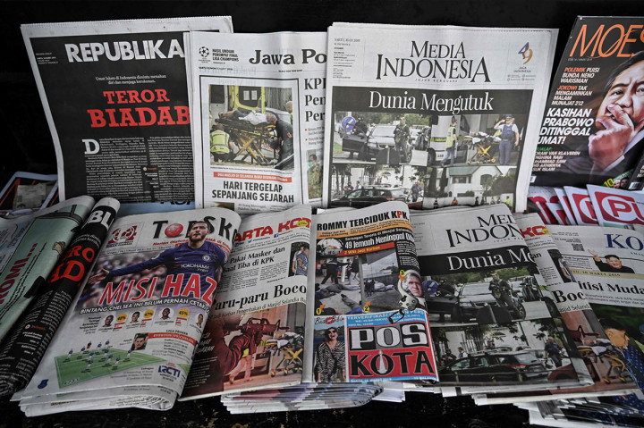 Sejumlah surat kabar terkemuka Indonesia menampilkan halaman depan dengan gambar dan berita penembakan brutal di dua masjid di Christchurch. AFP Photo/Bay Ismoyo