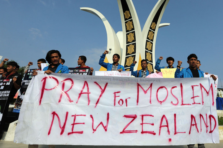 Relawan kemanusiaan dan aktivis mahasiswa Aceh menggelar aksi keprihatinan terhadap korban penembakan Selandia Baru di Banda Aceh. Antara Foto/Irwansyah Putra