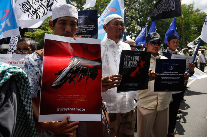 Umat muslim melakukan aksi solidaritas dan doa bersama untuk para korban penembakan Selandia Baru di kawasan Bundaran Gladak Solo, Jawa Tengah. Antara Foto/Maulana Surya