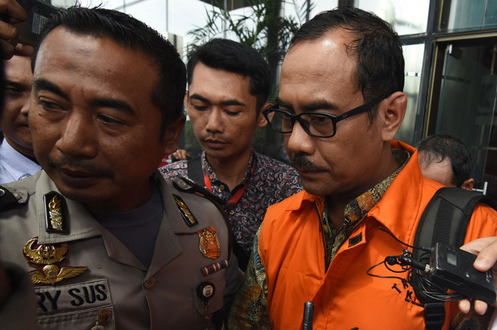 Kepala Kantor Wilayah Kemenag Jawa Timur Haris Hasanuddin (HRS) mengenakan rompi tahanan seusai menjalani pemeriksaan pasca OTT di gedung KPK, Jakarta, Sabtu, 16 Maret 2019.