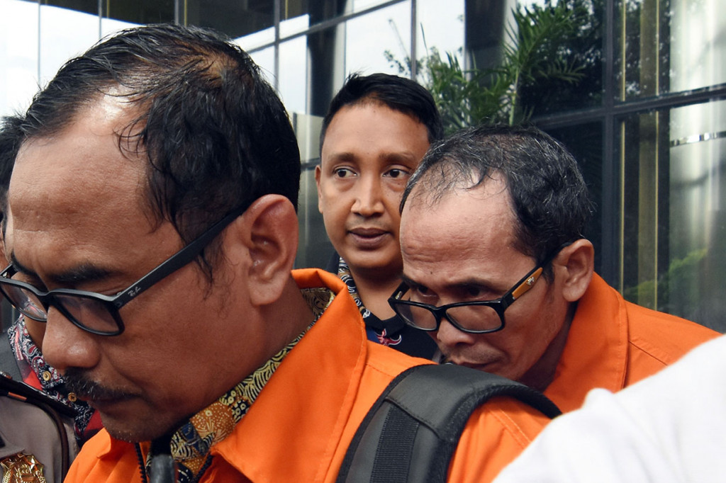 KPK menahan Kepala Kantor Wilayah Kemenag Provinsi Jawa Timur Haris Hasanuddin (HRS) dan Kepala Kantor Kemenag Kabupaten Gresik Muhammad Muafaq Wirahadi (MFQ), pascamenetapkan keduanya menjadi tersangka kasus dugaan suap seleksi pengisian jabatan pimpinan tinggi di Kemenag.