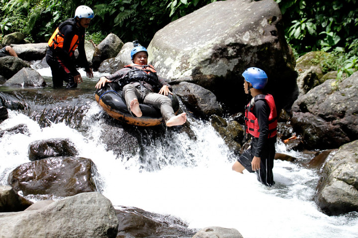 Wisata petualangan menyusuri sungai dengan airnya yang masih jernih ini menyuguhkan keindahan alam di kaki Gunung Gede Pangrango lereng selatan dan memberikan pengalaman bagi para wisatawan.
