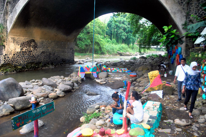 Warga beraktivitas di dekat aliran Sungai Ciliwung, Kelurahan Sempur, Kota Bogor, Jawa Barat, Rabu, 13 Maret 2019.