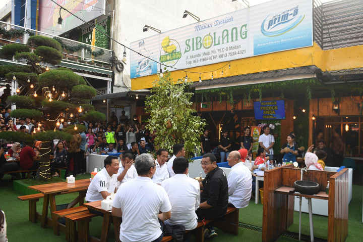 Kehadiran Jokowi disambut heboh oleh warga sekitar. Banyak warga yang berusaha ikut masuk, namun karena keterbatasan tempat mereka jadinya menunggu di luar sekitar warung.