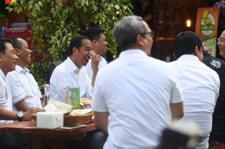 Jokowi mengajak istrinya Iriana, menantunya Muhammad Bobby Afif Nasution, ibunda Bobby dan keluarganya makan durian di warung durian Si Bolang, Jalan Iskandar Muda, Kota Medan, Sumatera Utara.