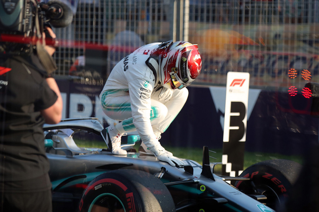 Pebalap Mercedes, Lewis Hamilton berhak atas pole position F1 GP Australia setelah memenangkan pertarungan sengit melawan rekan setimnya, Valtteri Bottas. Afp Photo/Asanka Brendon Ratnayake