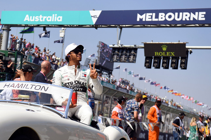 Dengan keberhasilan Hamilton meraih pole position, maka Hamilton sudah delapan kali meraih pole position GP Australia. Ia menyamai rekor Michael Schumacher dan Ayrton Senna sebagai pebalap dengan jumlah pole terbanyak dalam sebuah seri F1. Afp Photo/William West