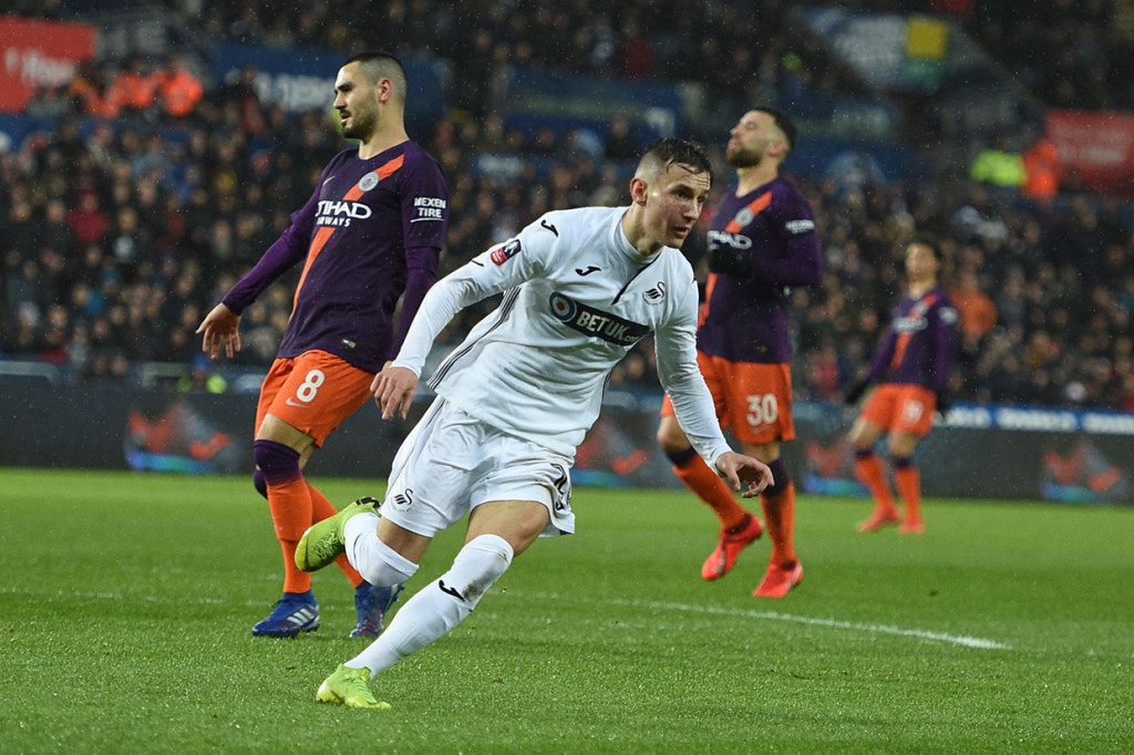 Gol-gol The Swans dicetak oleh Matt Grimes dari eksekusi penalti pada menit ke-20 dan Bersant Celina pada menit ke-29.