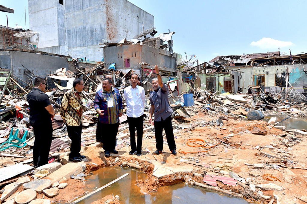 Presiden Joko Widodo (kedua kanan) didampingi Wali Kota Sibolga M. Syarfi Hutauruk (tengah) dan tokoh asal Sibolga Akbar Tanjung (kedua kiri) meninjau lokasi bom Sibolga di Kelurahan Pancuran Bambu, Sibolga, Sumatera Utara. Antara Foto/Handout/Setpres/Agus Suparto