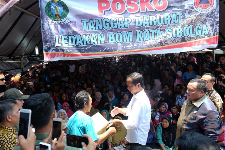 Selain meninjau lokasi bom, Presiden juga menyerahkan bantuan kepada para korban bom yang terdiri atas 171 KK dengan total bantuan berjumlah Rp1.451 miliar. Antara Foto/Irsan Mulyadi