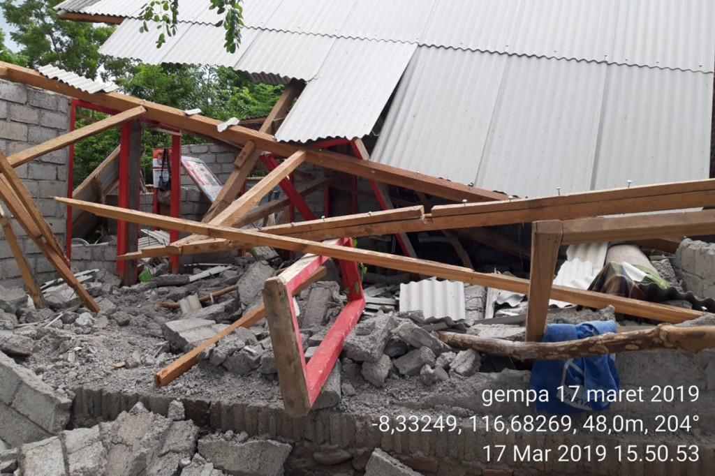 Badan Meteorologi, Klimatologi, dan Geofisika (BMKG) mencatat, gempa dengan magnitudo 5,8 terjadi pada pukul 14.07 WIB. 