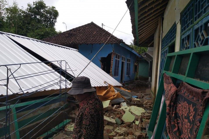 BMKG tidak menyatakan gempa hari ini berpotensi menimbulkan tsunami. Namun warga diimbau untuk tetap waspada.