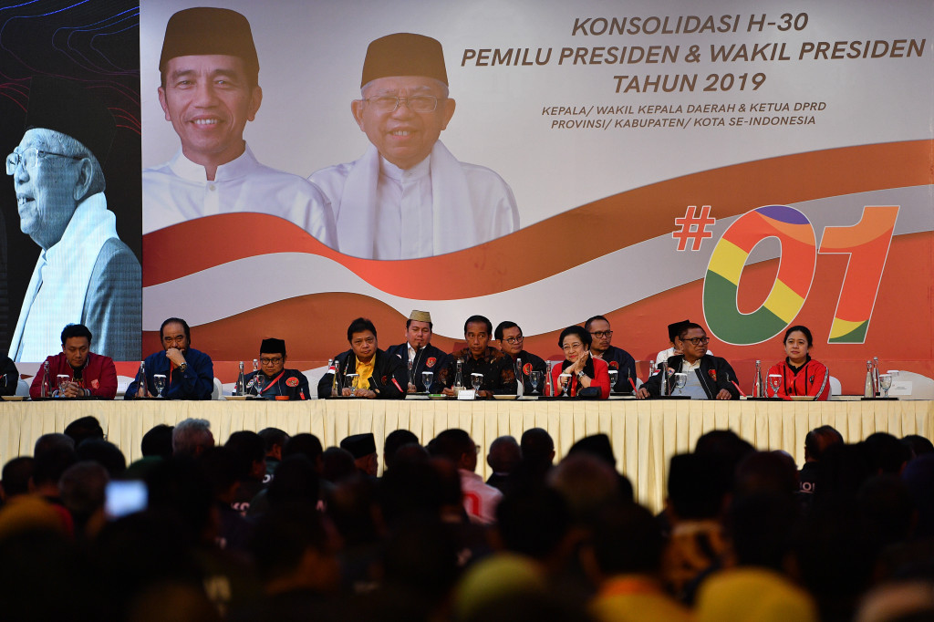 Calon Presiden petahana Nomor Urut 01 Joko Widodo (keenam kanan) didampingi para ketua umum partai pendukung menghadiri Konsolidasi H-30 Pemilu Presiden dan Wakil Presiden Tahun 2019 di Hotel Borobudur, Jakarta. Antara Foto/Sigid Kurniawan