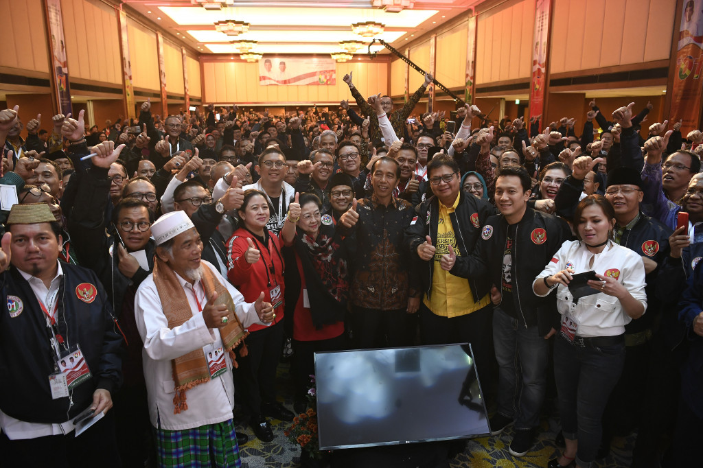Calon Presiden petahana nomor urut 01 Joko Widodo (tengah) bersama para Ketua Umum Partai Politik pengusungnya memberikan salam jempol saat menutup Konsolidasi H-30 Pemilu Presiden dan Wakil Presiden 2019 di Jakarta. Antara Foto/Puspa Perwitasari