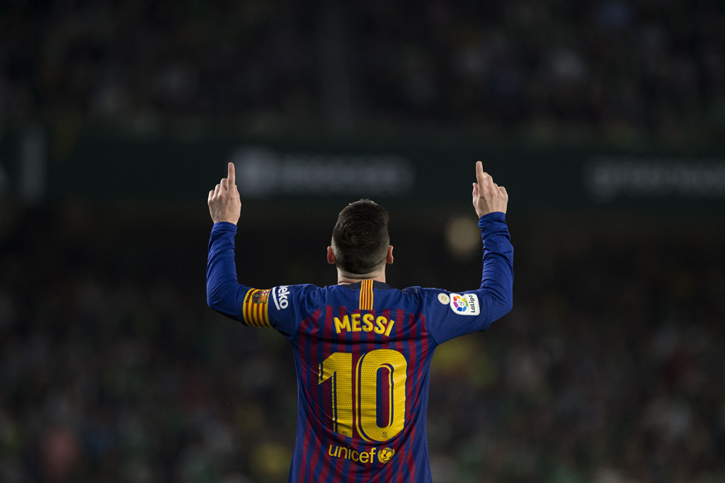 Sementara Lionel Messi semakin kokoh di puncak daftar top skor Liga Spanyol dengan 29 gol. Messi unggul 11 gol dari pesaing terdekatnya, Luis Suarez yang sudah mencetak 18 gol.
