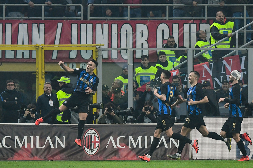 Politano dilanggar oleh pemain Milan, Samu Castillejo di dalam kotak penalti pada menit ke-66. Wasit menunjuk titik putih. Martinez menjadi eksekutor, bisa menceploskan bola ke gawang.