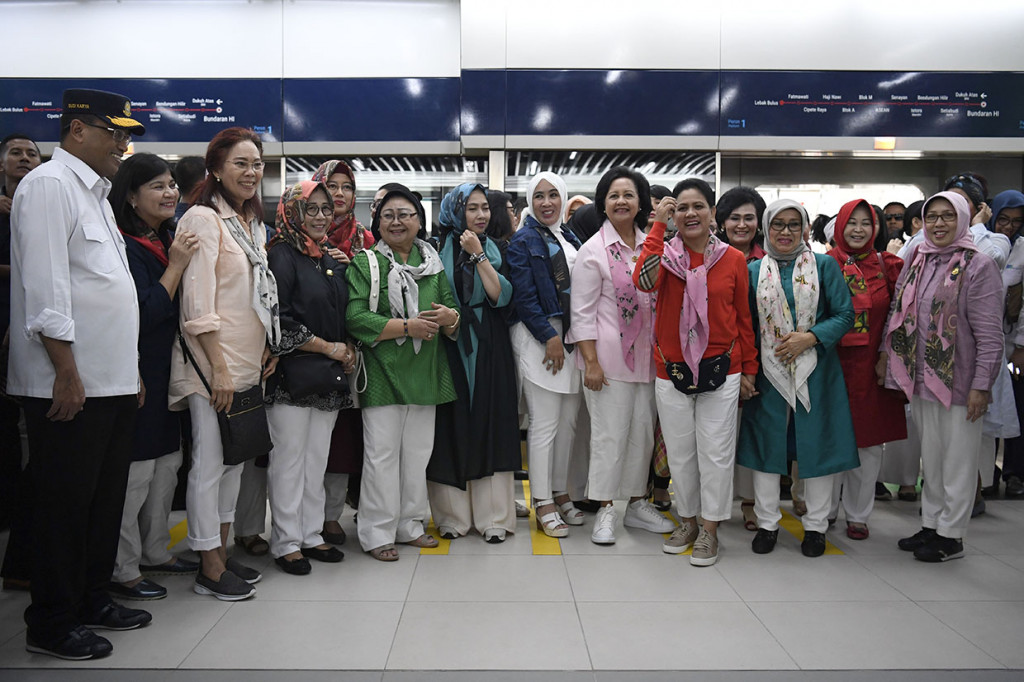 Iriana Jokowi menjajal MRT didampingi Menhub Budi Karya Sumadi, Mufidan Jusuf Kalla dan sejumlah ibu menteri yang tergabung Organisasi Aksi Solidaritas Kabinet Kerja (OASE Kabinet Kerja).