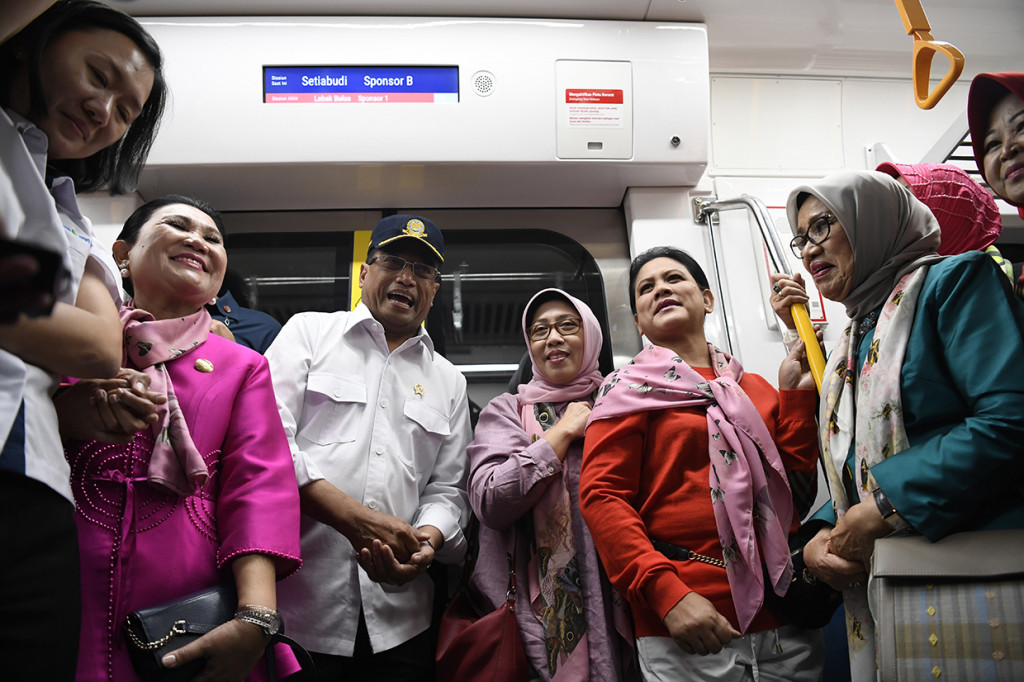 Iriana menjajal MRT dari stasiun Bundaran HI menuju Lebak Bulus, dan kembali lagi Lebak Bulus-Bundaran HI.