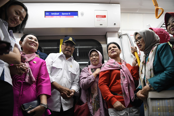 Iriana menjajal MRT dari stasiun Bundaran HI menuju Lebak Bulus, dan kembali lagi Lebak Bulus-Bundaran HI.