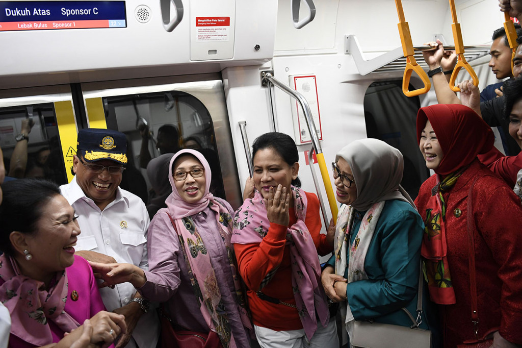 Selama perjalanan, Iriana tampak berdiri. Dia mengatakan, menjajal MRT dengan cara berdiri untuk merasakan kenyamanan kereta tersebut.