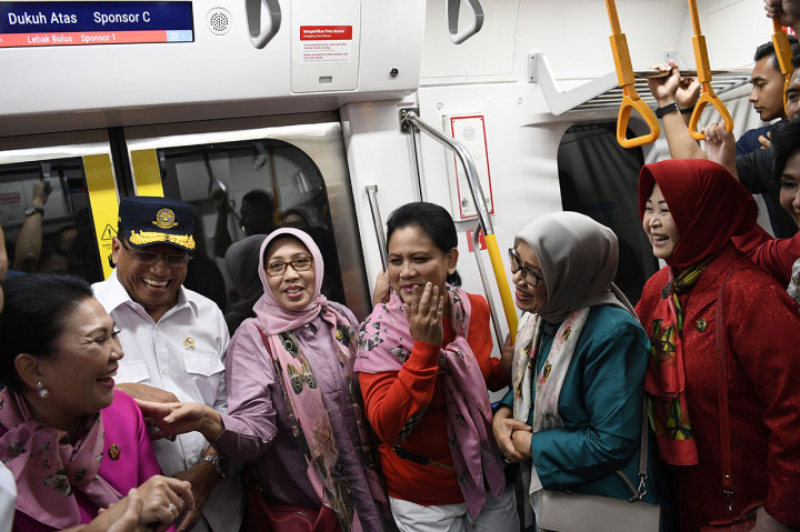 Selama perjalanan, Iriana tampak berdiri. Dia mengatakan, menjajal MRT dengan cara berdiri untuk merasakan kenyamanan kereta tersebut.