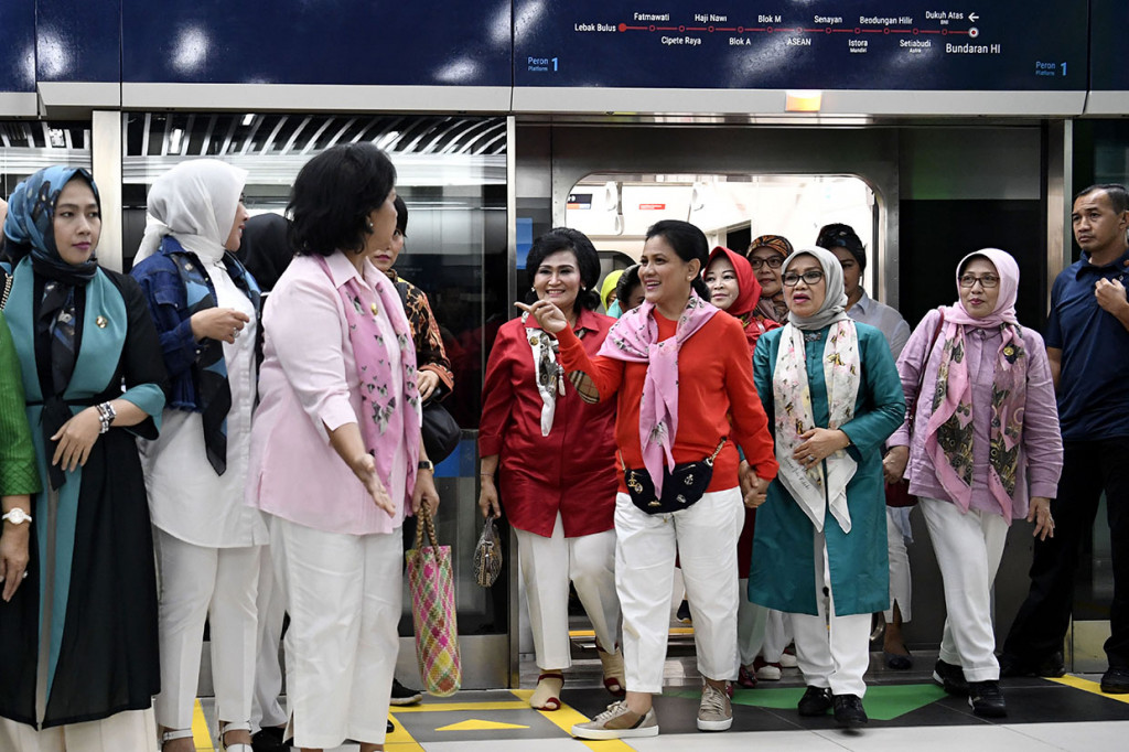 Ibu negara bersama OASE mengapresiasi kenyamanan MRT yang ramah untuk wanita dan difabel.