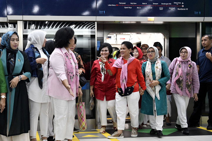 Ibu negara bersama OASE mengapresiasi kenyamanan MRT yang ramah untuk wanita dan difabel.