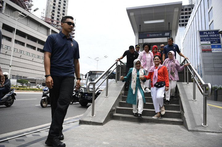 Ibu negara Iriana Joko Widodo (kedua kanan) bersama Ibu Mufidah Jusuf Kalla (kedua kiri) serta ibu-ibu Organisasi Aksi Solidaritas Era (OASE) Kabinet Kerja usai menjajal moda transportasi MRT dari Stasiun Bundaran HI-Lebak Bulus di Jakarta.