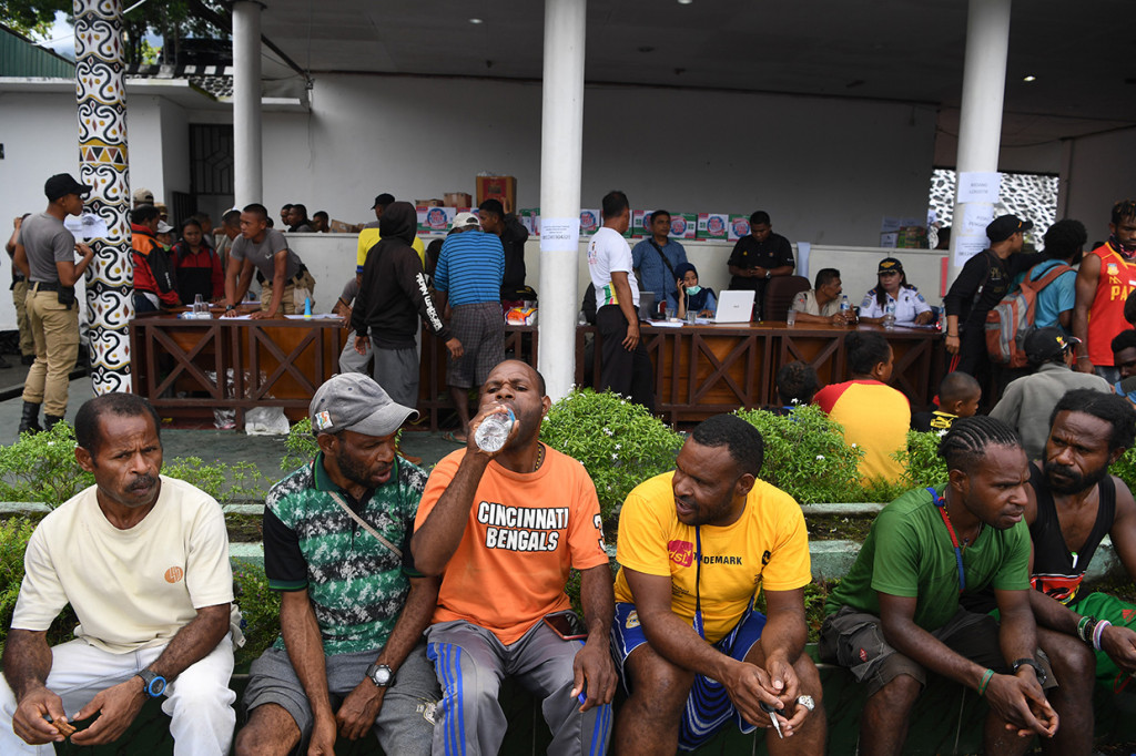 Sejumlah pengungsi korban banjir bandang di Sentani mengantre pembagian bantuan di salah satu posko pengungsian di Sentani, Jayapura.