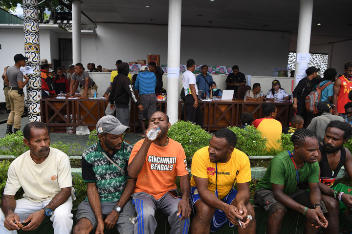 Sejumlah pengungsi korban banjir bandang di Sentani mengantre pembagian bantuan di salah satu posko pengungsian di Sentani, Jayapura.