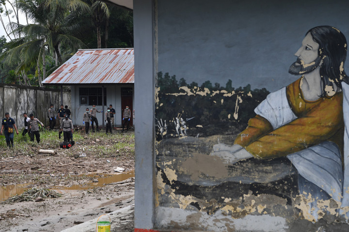 Selain korban jiwa, bencana ini juga mengakibatkan kerugian materi meliputi 561 unit rumah rusak, 2 unit gereja rusak, 1 unit masjid rusak, 8 unit sekolah rusak, 104 ruko rusak, 3 jembatan rusak, 8 drainase rusak, serta 1 pesawat jenis Twin Otter juga rusak di lapangan terbang adventis Doyo Sentani.