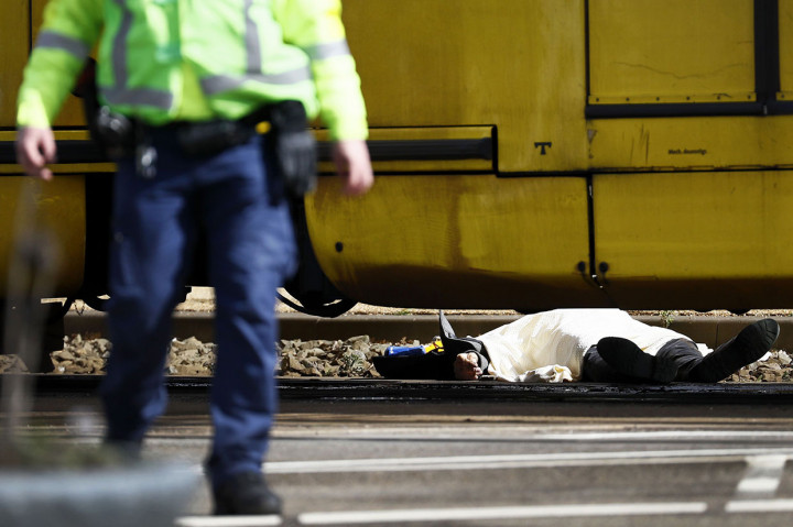 Jenazah korban penembakan terbarik di dekat sebuah trem di 24 Oktoberplace di Utrecht, Belanda, Senin, 18 Maret 2019 waktu setempat.