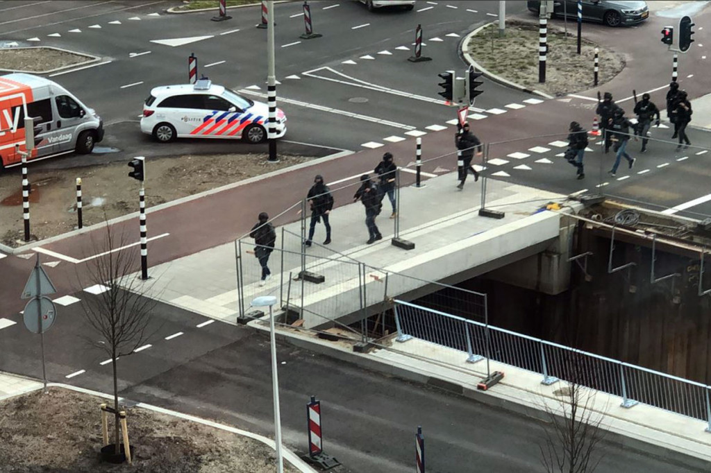 Polisi langsung melakukan perburuan besar-besaran untuk meringkus pelaku penembakan.