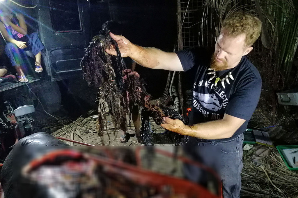 Direktur D' Bone Collector Museum Inc.,  Darrell Blatchley, menunjukkan plastik-plastik yang ditemukan dalam perut paus yang mati terdampar di pesisir Compostela Valley, Davao. Pulau Mindanao, Filipina selatan.