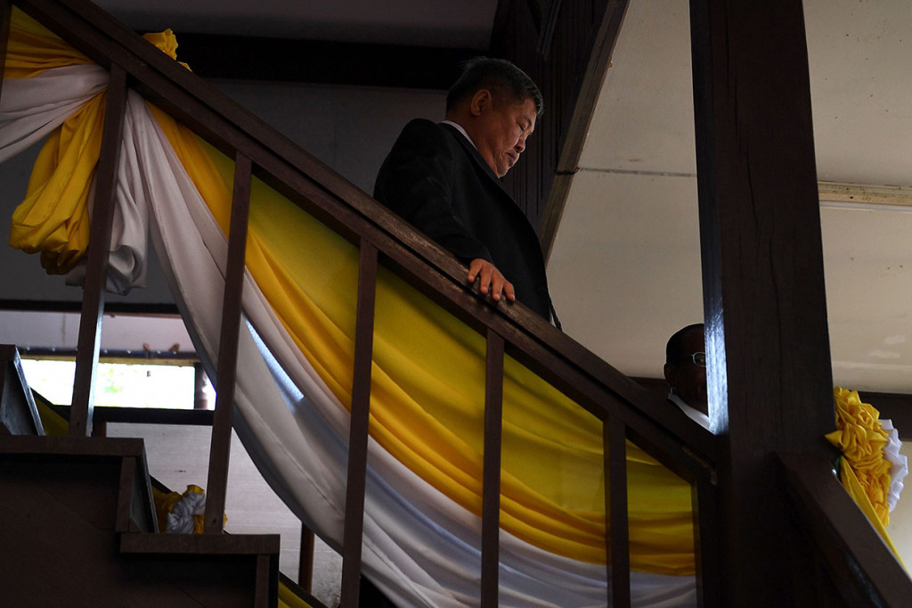 Kepala Italia-Thailand Development Pcl, perusahaan terbesar pembangunan di Thailand, Premchai Karnasuta, meninggalkan pengadilan usai mendengar vonis terhadap dirinya dan tiga karyawan perusahaan tersebut, dalam kasus perburuan satwa liar di Pengadilan Thong Pha Phum, Provinsi Kanchanaburi, Selasa, 19 Maret 2019. 