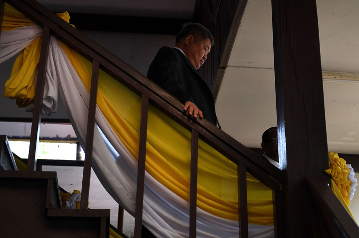 Kepala Italia-Thailand Development Pcl, perusahaan terbesar pembangunan di Thailand, Premchai Karnasuta, meninggalkan pengadilan usai mendengar vonis terhadap dirinya dan tiga karyawan perusahaan tersebut, dalam kasus perburuan satwa liar di Pengadilan Thong Pha Phum, Provinsi Kanchanaburi, Selasa, 19 Maret 2019. 