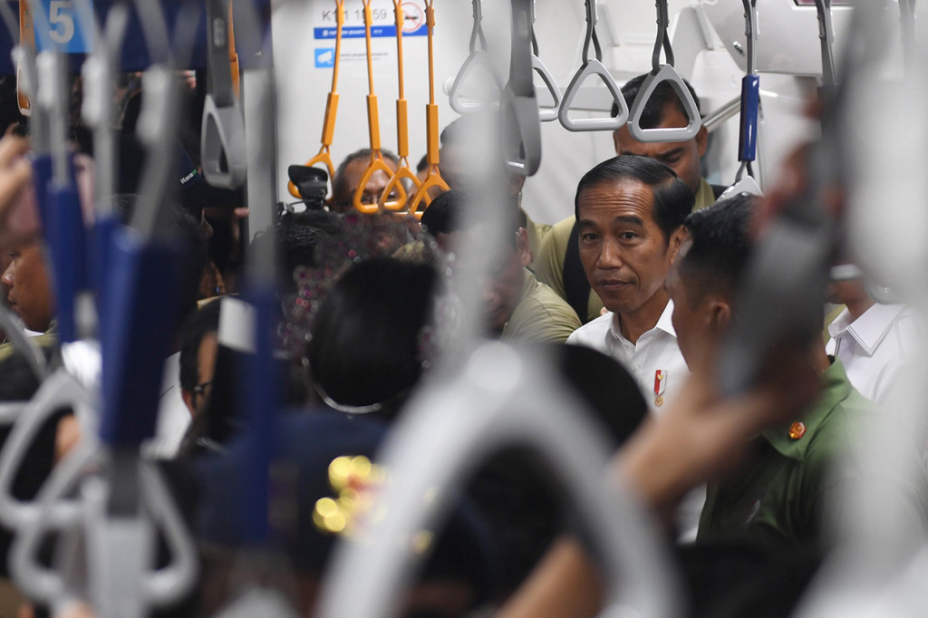 Presiden Joko Widodo mencoba MRT mencoba moda transportasi MRT dari Stasiun Bundaran HI-Lebak Bulus di Jakarta.