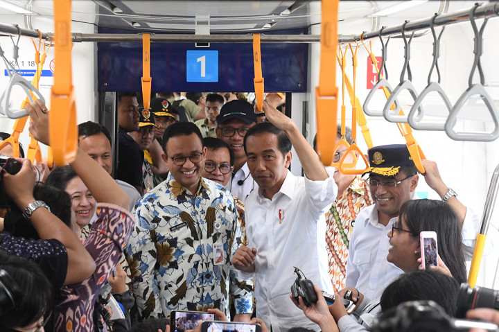 Ia ditemani sejumlah menteri kabinet kerja seperti Menhub Budi Karya Sumadi, Menteri Pekerjaan Umum Basuki Hadimuljono, Menkeu Sri Mulyani serta Kapolri Jenderal Pol Tito Karnavian. Hadir juga Gubernur DKI Jakarta Anies Baswedan, Wali Kota Tangerang Selatan Airin Rachmy Diani dan Wali Kota Bogor Bima Arya.