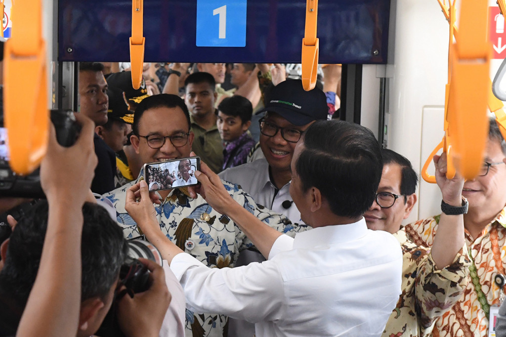 Kehadiran Jokowi disambut heboh oleh warga yang juga mengikuti uji coba publik MRT Jakarta. Uji coba MRT ini dilakukan Jokowi sebelum peresmian pada Minggu, 24 Maret 2019.