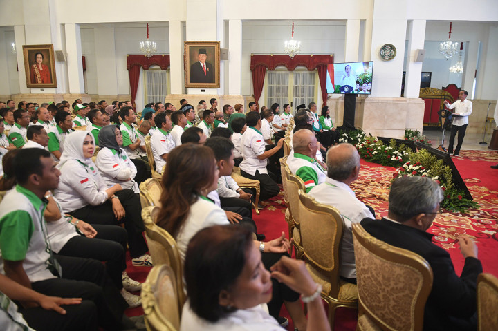Presiden Joko Widodo (kanan) berpidato dalam acara peresmian pembukaan Rapat Koordinasi dan Diskusi Nasional Himpunan Kerukunan Tani Indonesia (HKTI) di Istana Negara, Jakarta. 
