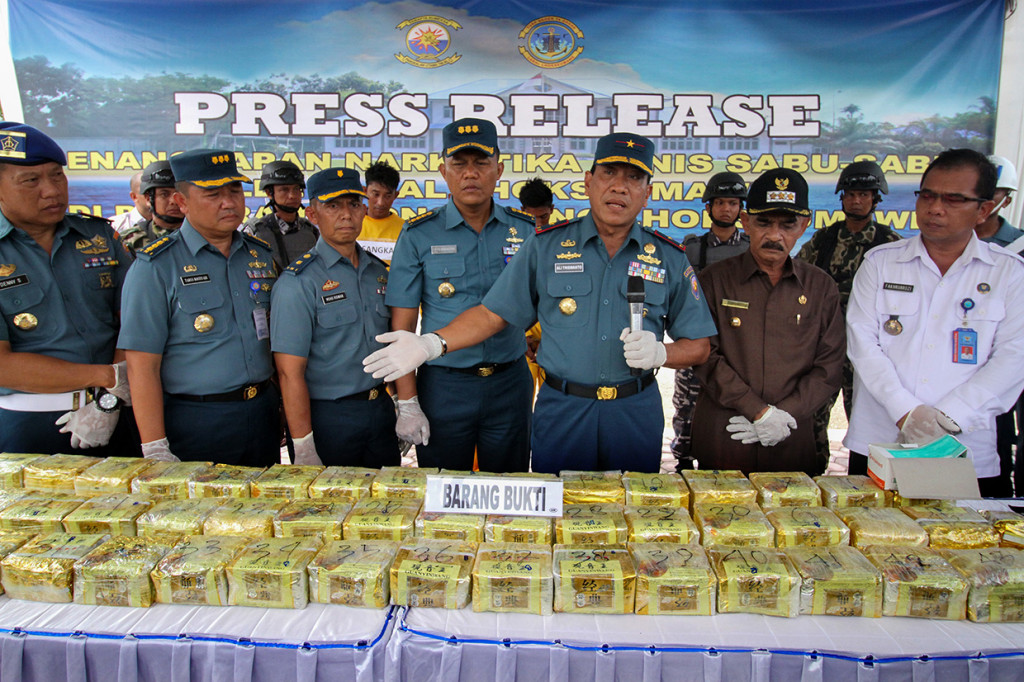 Dan Lantamal I Laksamana Pertama TNI Ali Triswanto (ketiga kanan) menjelaskan kronologis penangkapan upaya penyelundupan narkoba jenis Sabu saat pers rilis di Mako Lanal Lhokseumawe, Aceh.