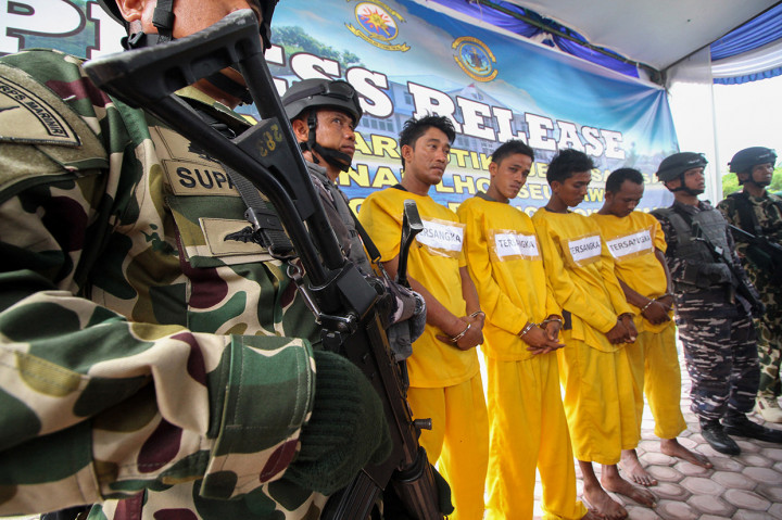Petugas juga menangkap empat orang sindikat narkotika internasional Thailand-Aceh berinisial IS (36), HS (26), IR (27) dan MA (26) berikut satu pucuk senjata api jenis FN bersama tujuh butir amunisi.