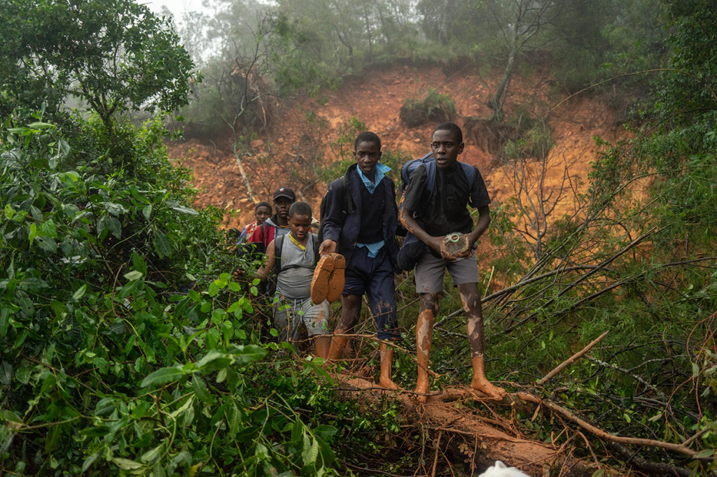 Sejumlah guru, staf sekolah, serta 200 pelajar di Chimanimani sempat terjebak akibat tanah longsor disebabkan Badai Idai. Afp Photo/Zinyange Auntony