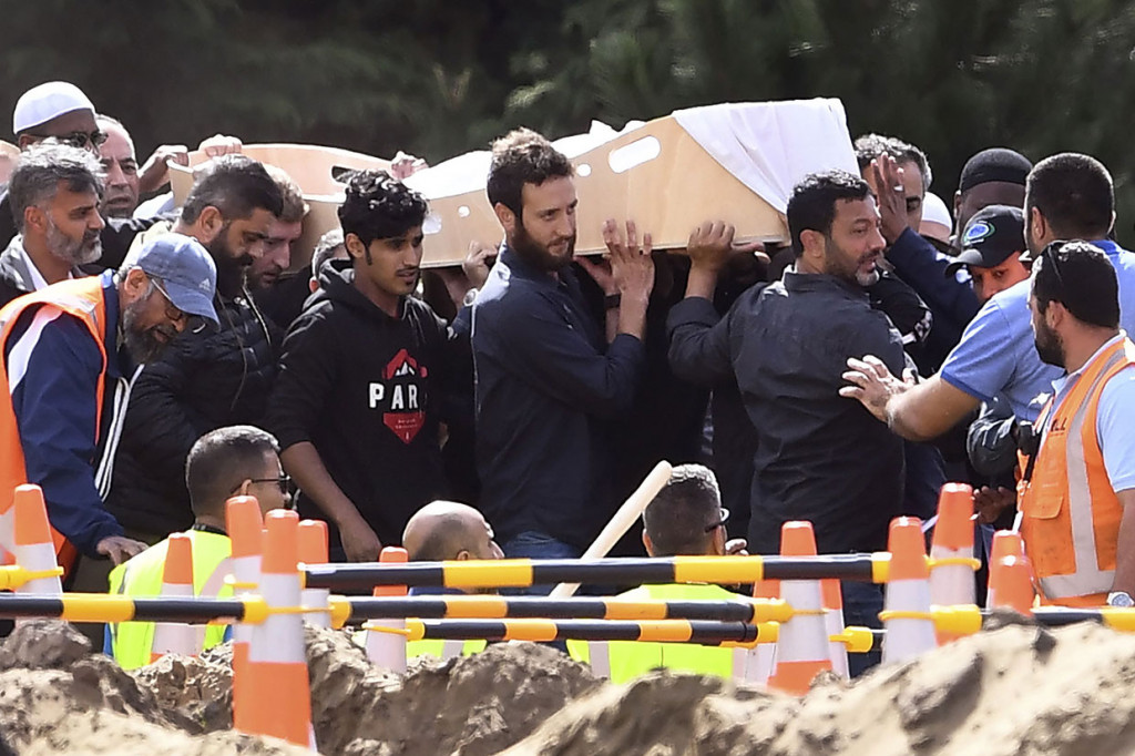 Para pelayat memakamkan korban penembakan massal di dua masjid Christchurch di Memorial Park Cemetery, Christchurch, Rabu, 20 Maret 2019.